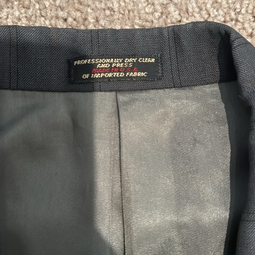 Suit - Picture 3 of 5